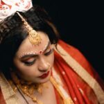 Stunning portrait of an Indian bride in traditional attire with exquisite jewelry, captured in Kolkata.