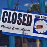 Image of a closed sign on a store door with adjustable return time indicator.